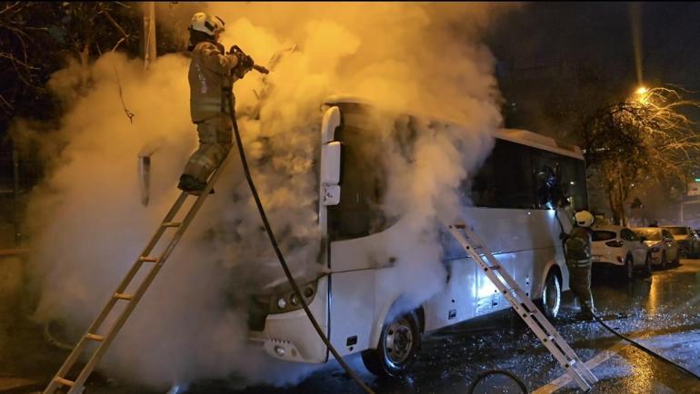 Kadıköyde park halindeki midibüste çıkan yangın söndürüldü
