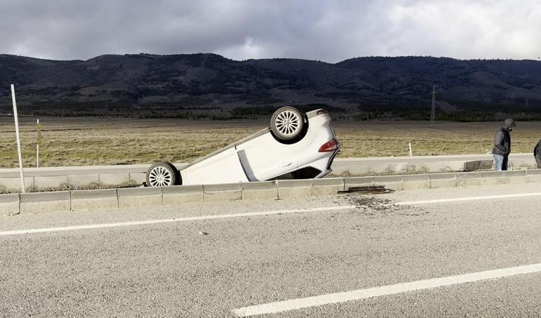 Refüje çarpan otomobil, takla attı; 5 yaralı