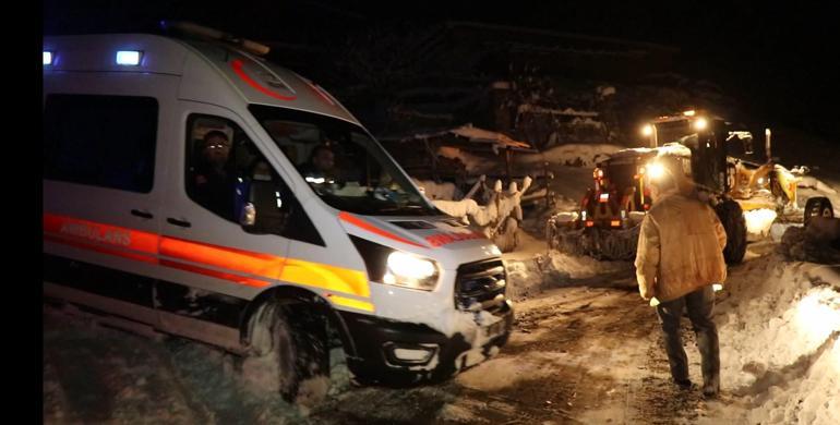 Ekipler, yolu kardan kapalı mahalledeki KOAH hastasına 4,5 saatte ulaştı