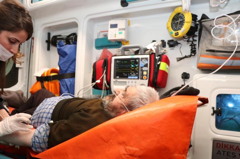 Ekipler, yolu kardan kapalı mahalledeki KOAH hastasına 4,5 saatte ulaştı