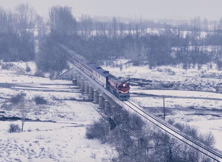 Doğu Ekspresi’nin kar altındaki yolculuğu