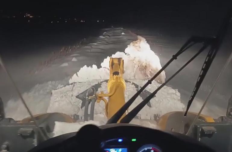 Karsta kardan kapanan 142 köy yolu ulaşıma açıldı