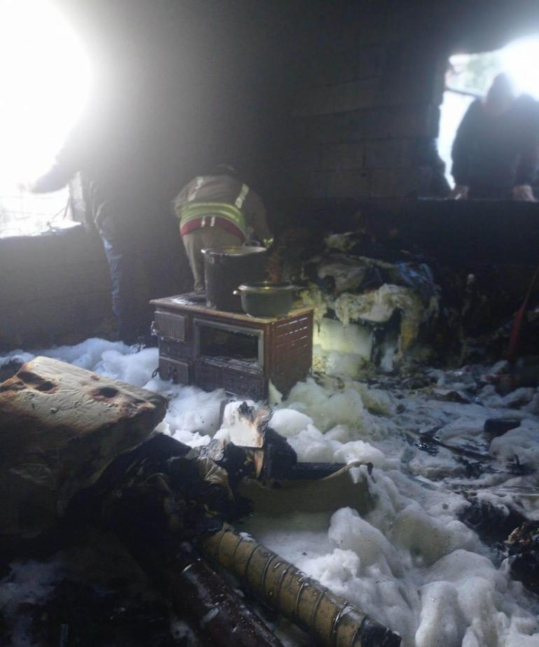 Evinde çıkan yangında 183 bin TL’si de yandı