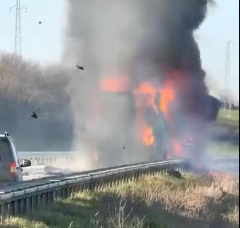Edirne’de domates yüklü TIR alev alev yandı; o anlar kamerada