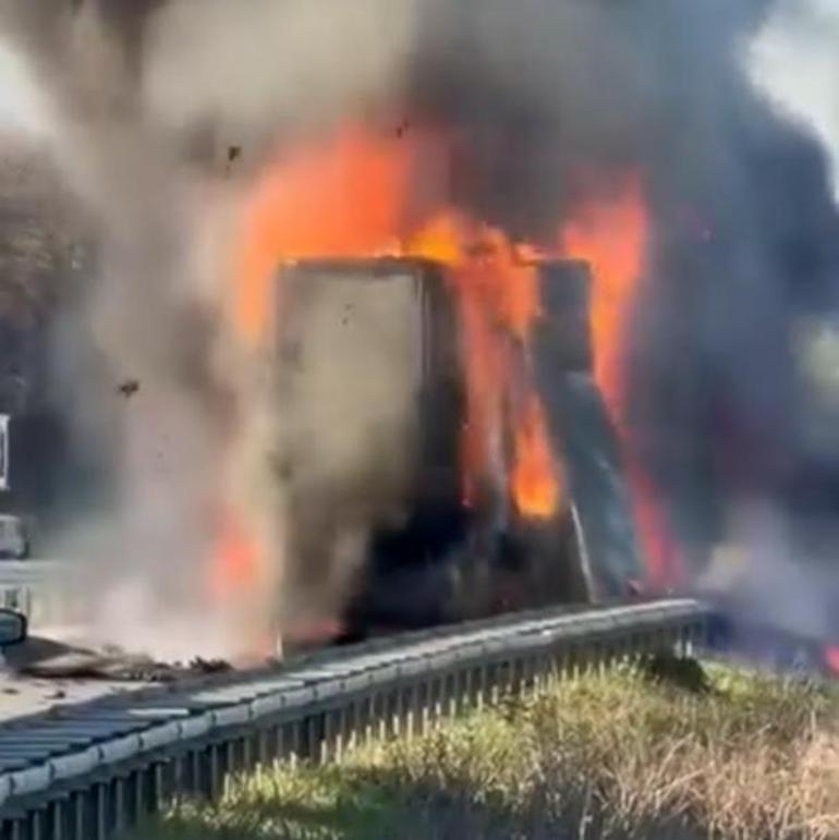 Edirne’de domates yüklü TIR alev alev yandı; o anlar kamerada