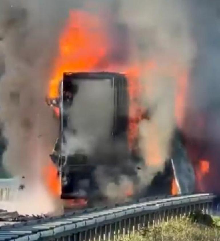 Edirne’de domates yüklü TIR alev alev yandı; o anlar kamerada
