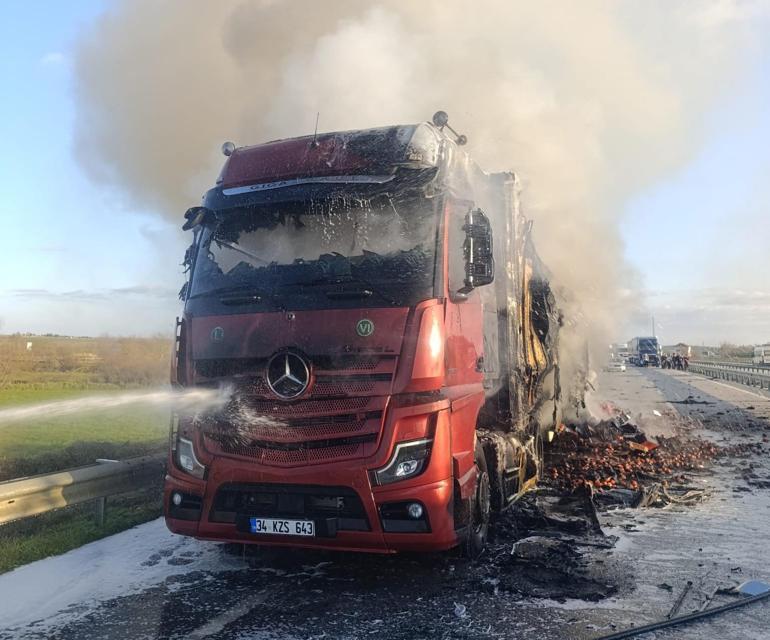 Edirne’de domates yüklü TIR alev alev yandı; o anlar kamerada