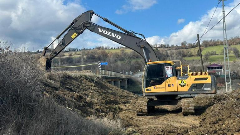 Çomu çayı köprüsü ulaşıma kapatıldı, ekiplerin geçici köprü için yoğun mesaisi dronla görüntülendi