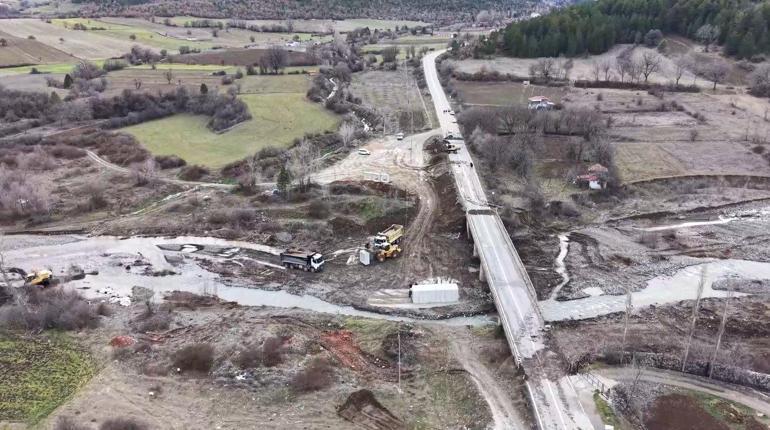 Çomu çayı köprüsü ulaşıma kapatıldı, ekiplerin geçici köprü için yoğun mesaisi dronla görüntülendi