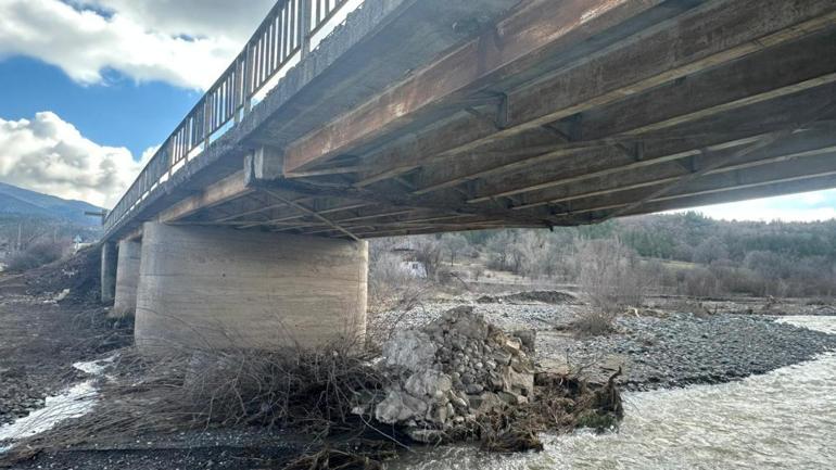 Çomu çayı köprüsü ulaşıma kapatıldı, ekiplerin geçici köprü için yoğun mesaisi dronla görüntülendi