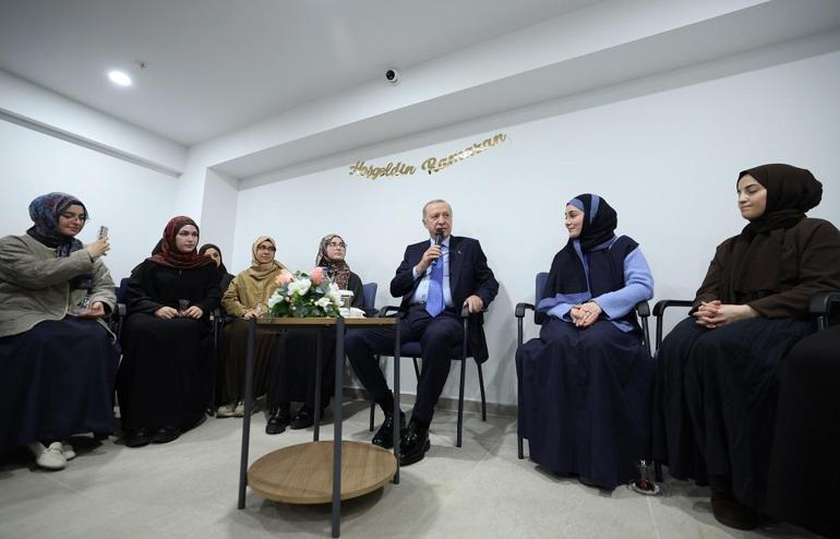 Cumhurbaşkanı Erdoğan, kız öğrenci yurdunu ziyaret etti
