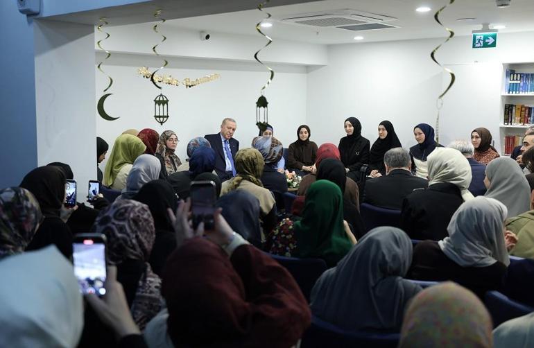 Cumhurbaşkanı Erdoğan, kız öğrenci yurdunu ziyaret etti