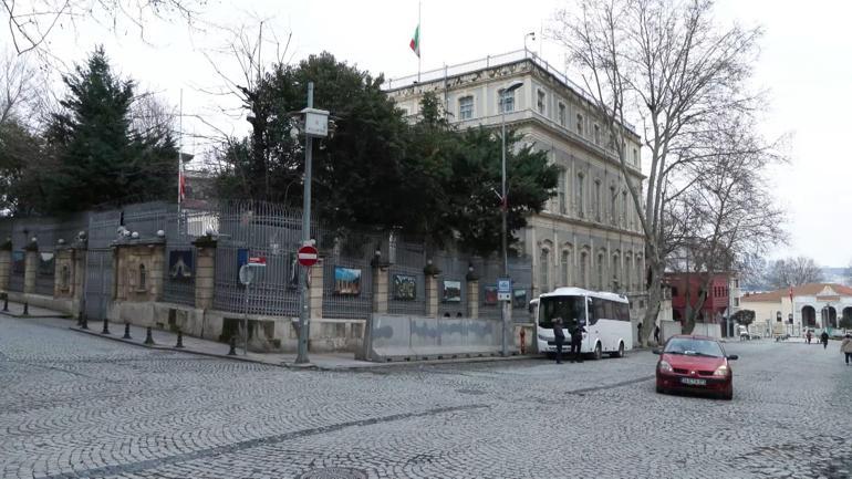 İstanbuldaki İran Başkonsolosluğunda bayraklar yarıya indirildi