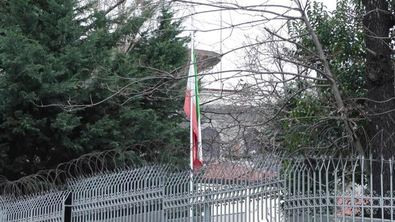 İstanbuldaki İran Başkonsolosluğunda bayraklar yarıya indirildi