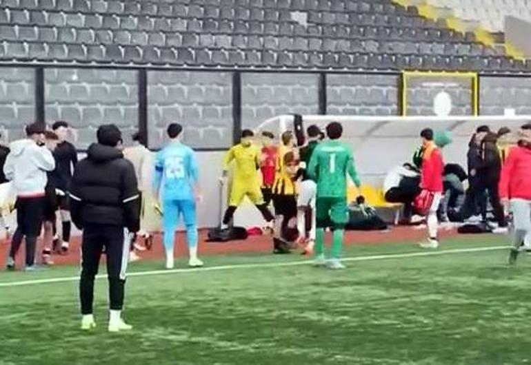 Avcılar’da amatör maç sonrası futbolcuların tekmeli yumruklu kavgası kamerada