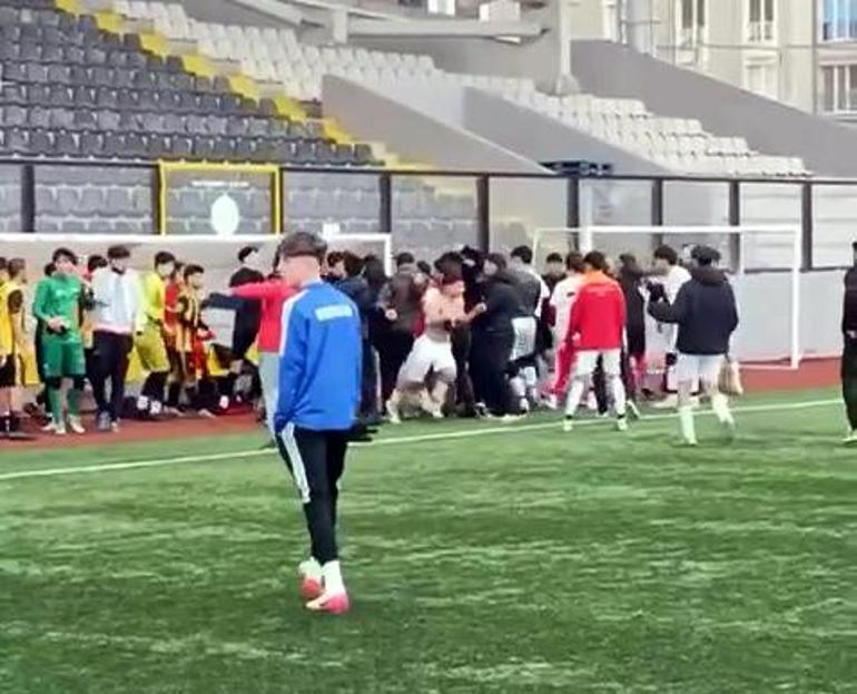 Avcılar’da amatör maç sonrası futbolcuların tekmeli yumruklu kavgası kamerada