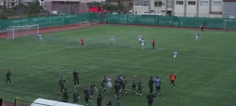 Artvin’de amatör maçta tekmeli yumruklu kavga kamerada