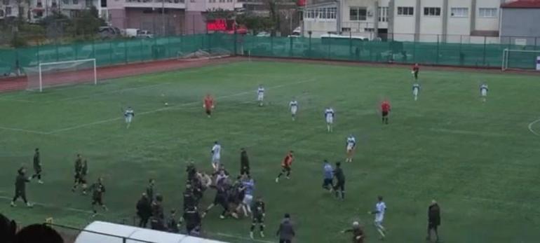 Artvin’de amatör maçta tekmeli yumruklu kavga kamerada