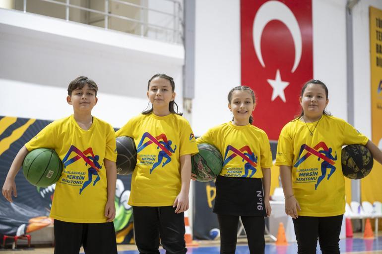 Dördüzler basketbol kursunda aynı parkeyi paylaşıyor