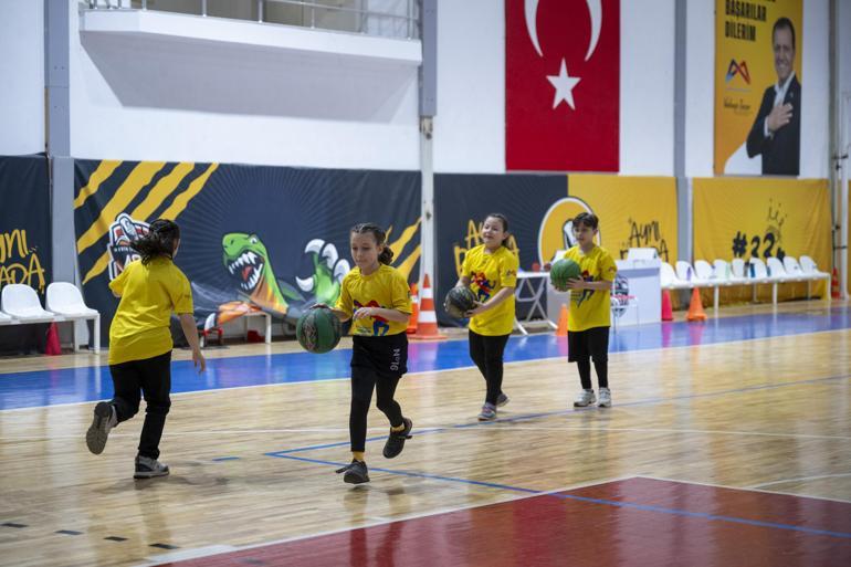 Dördüzler basketbol kursunda aynı parkeyi paylaşıyor