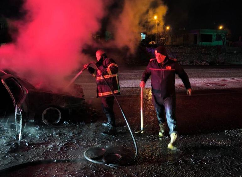 Hareket halindeyken alev alan otomobil yandı