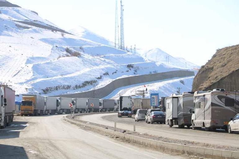 Bakan Bolat: Türkiye-İran arasında günübirlik yolcu geçişleri karşılıklı olarak durduruldu