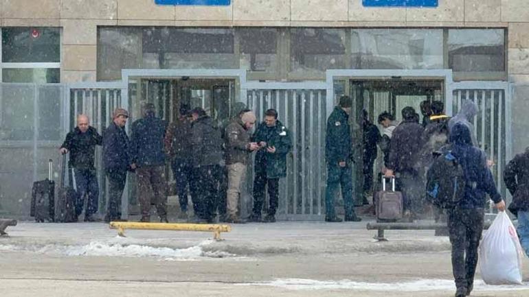 Bakan Bolat: Türkiye-İran arasında günübirlik yolcu geçişleri karşılıklı olarak durduruldu