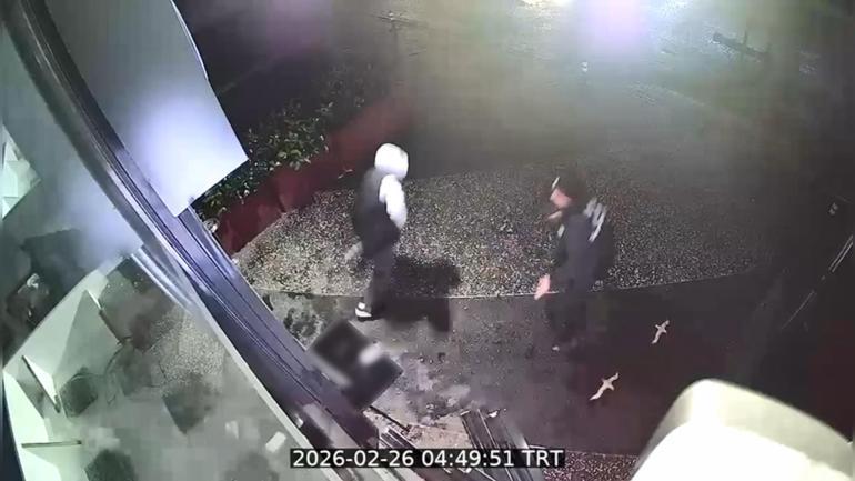 Göktürk’te 2 dakikada 18 milyon liralık soygun kamerada: Güvenlik görevlisi engel olmaya çalıştı