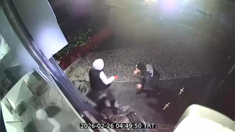 Göktürk’te 2 dakikada 18 milyon liralık soygun kamerada: Güvenlik görevlisi engel olmaya çalıştı