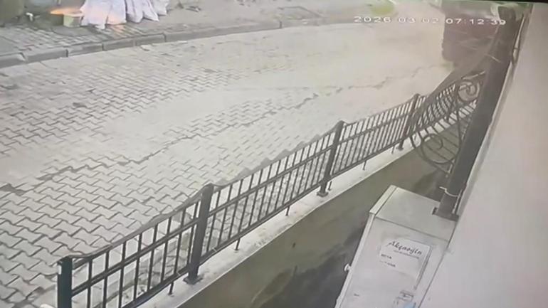 Kağıthanede yokuştan kayan kamyonu durdurmak istedi 5 metreden düştü; o anlar kamerada