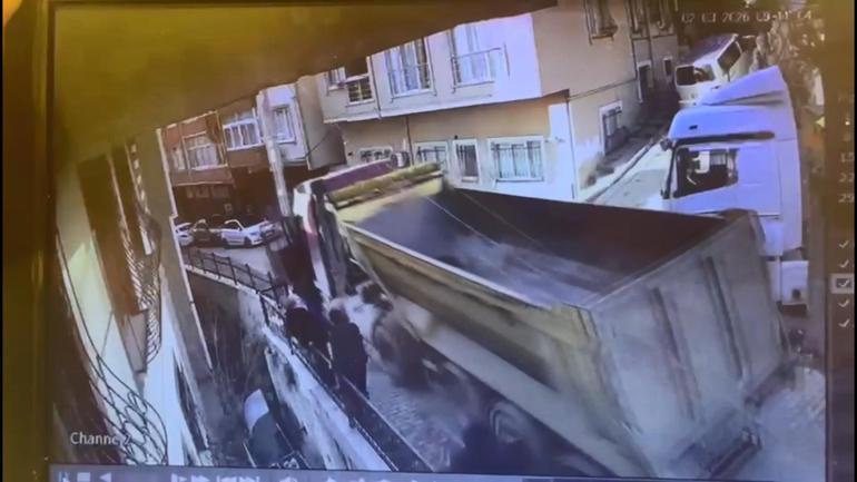 Kağıthanede yokuştan kayan kamyonu durdurmak istedi 5 metreden düştü; o anlar kamerada