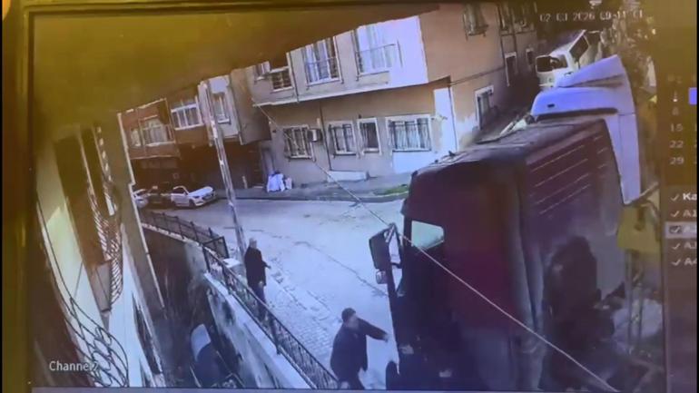 Kağıthanede yokuştan kayan kamyonu durdurmak istedi 5 metreden düştü; o anlar kamerada