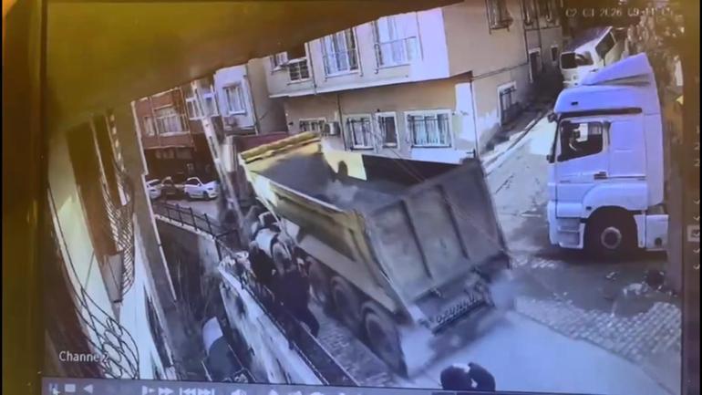 Kağıthanede yokuştan kayan kamyonu durdurmak istedi 5 metreden düştü; o anlar kamerada