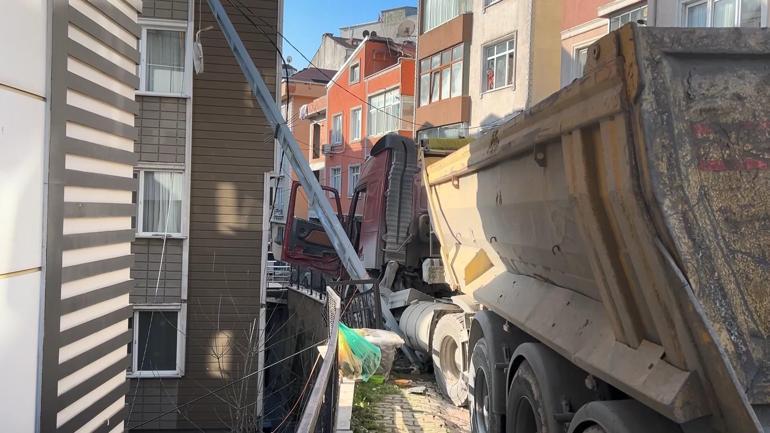 Kağıthanede yokuştan kayan kamyonu durdurmak istedi 5 metreden düştü; o anlar kamerada