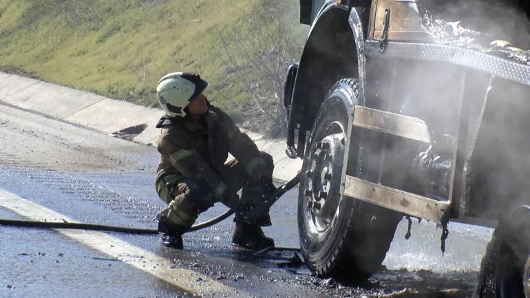 Arnavutköy Kuzey Marmara Otoyolunda iş makinesi alev alev yandı