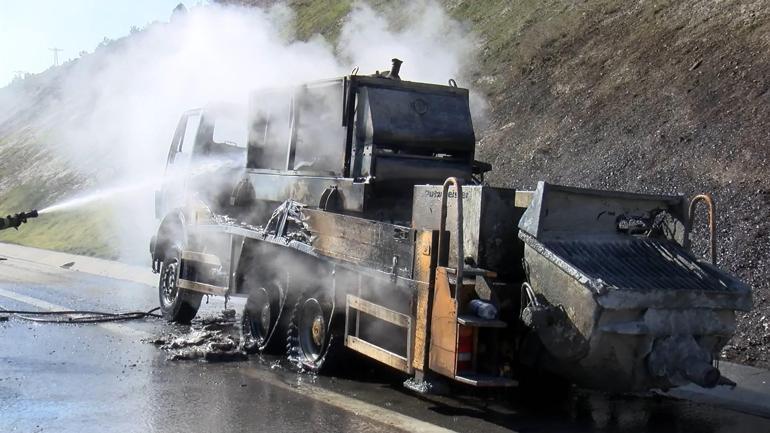 Arnavutköy Kuzey Marmara Otoyolunda iş makinesi alev alev yandı