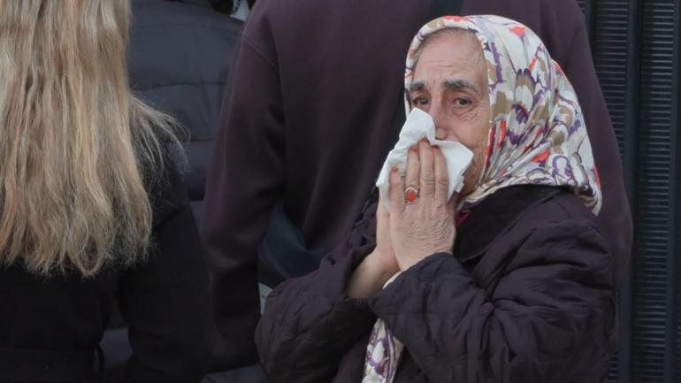 Kağıthanede yokuştan kayan kamyonu durdurmak istedi 5 metreden düşerek öldü; o anlar kamerada