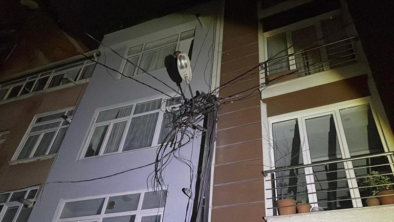 Şişli’de aydınlatma direğinde patlama; 3 motosiklet yandı