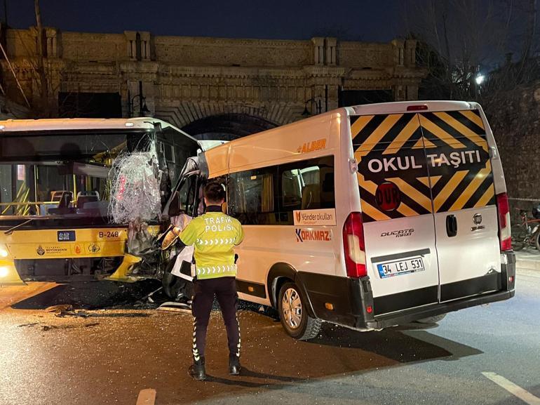 Beşiktaş’ta İETT otobüsü ile servis minibüsü çarpıştı: 2 yaralı