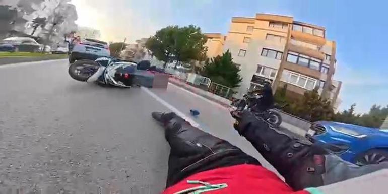 Motosikletiyle 2 aracın arasından geçmeye çalışan kurye kaza yaptı