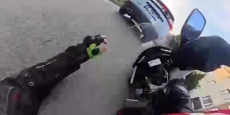 Motosikletiyle 2 aracın arasından geçmeye çalışan kurye kaza yaptı
