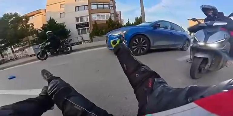 Motosikletiyle 2 aracın arasından geçmeye çalışan kurye kaza yaptı