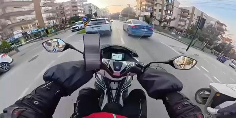 Motosikletiyle 2 aracın arasından geçmeye çalışan kurye kaza yaptı