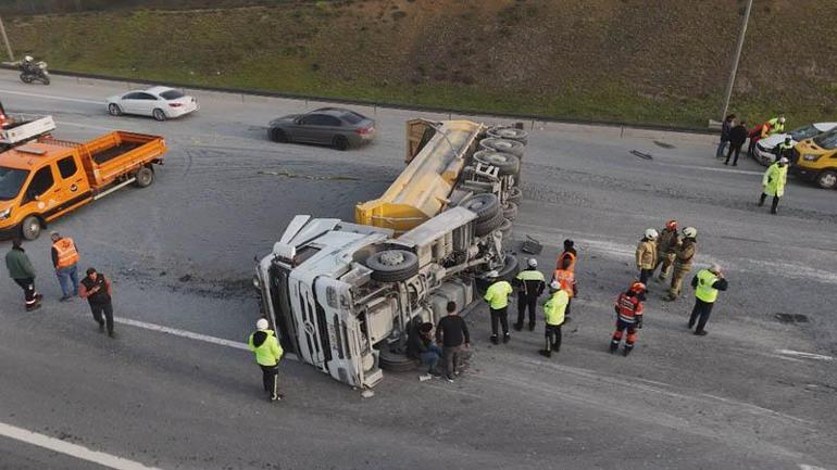 Eyüpsultan TEM Otoyolunda hafriyat kamyonu devrildi