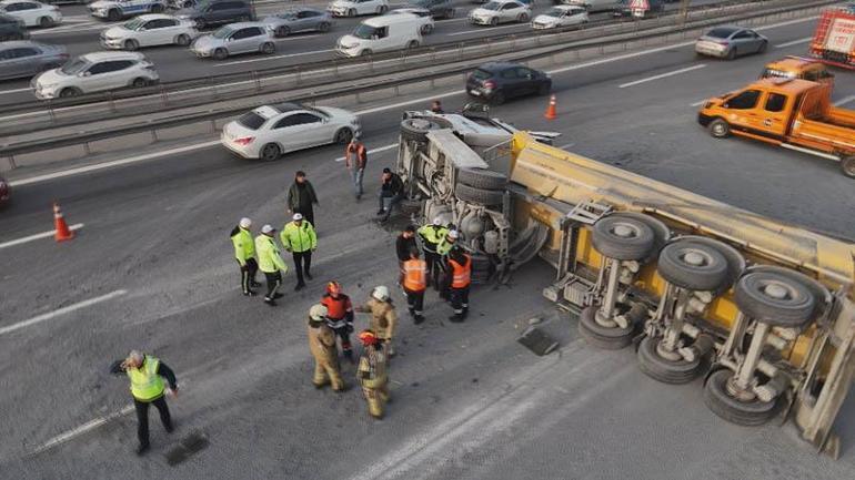 Eyüpsultan TEM Otoyolunda hafriyat kamyonu devrildi