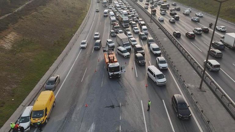 Eyüpsultan TEM Otoyolunda hafriyat kamyonu devrildi