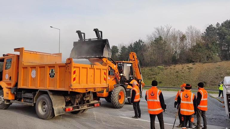 Eyüpsultan TEM Otoyolunda hafriyat kamyonu devrildi; yoğun trafik oluştu