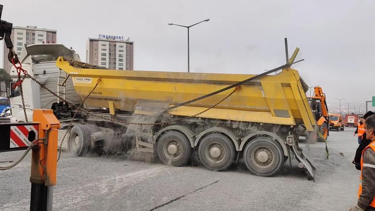 Eyüpsultan TEM Otoyolunda hafriyat kamyonu devrildi; yoğun trafik oluştu