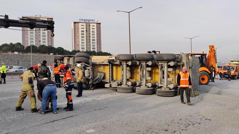 Eyüpsultan TEM Otoyolunda hafriyat kamyonu devrildi; yoğun trafik oluştu