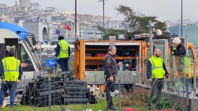 Eminönünde seyir halindeki tramvay raydan çıktı